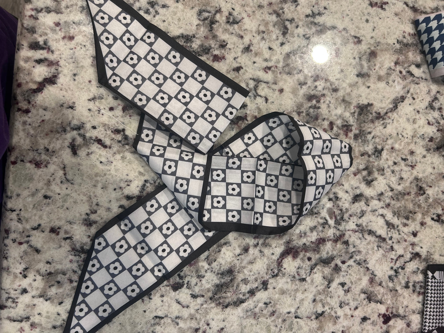 Black & White Daisy Scarf boutique style from Ivy & Grace womens boutique