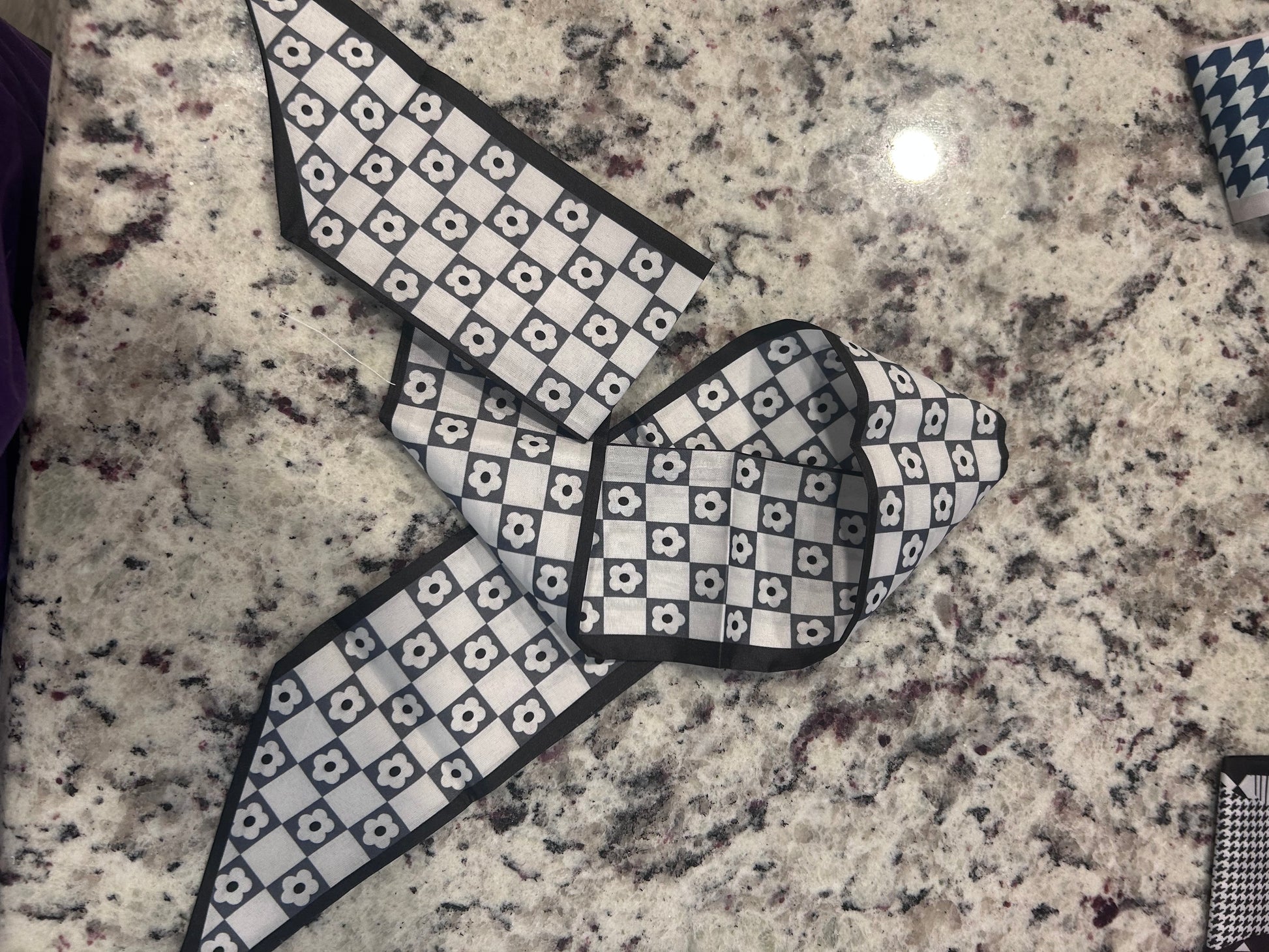 Black & White Daisy Scarf boutique style from Ivy & Grace womens boutique