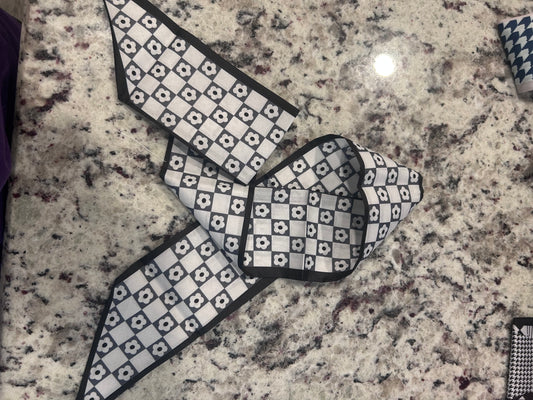 Black & White Daisy Scarf boutique style from Ivy & Grace womens boutique